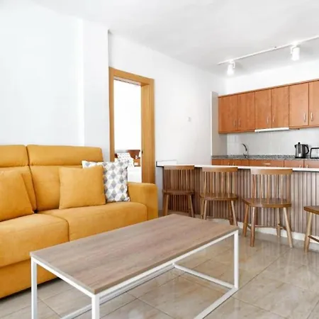 Two Bedrooms With Wifi, Pool, Near The Beach In Puerto Del Carmen Пуерто-дель-Кармен
